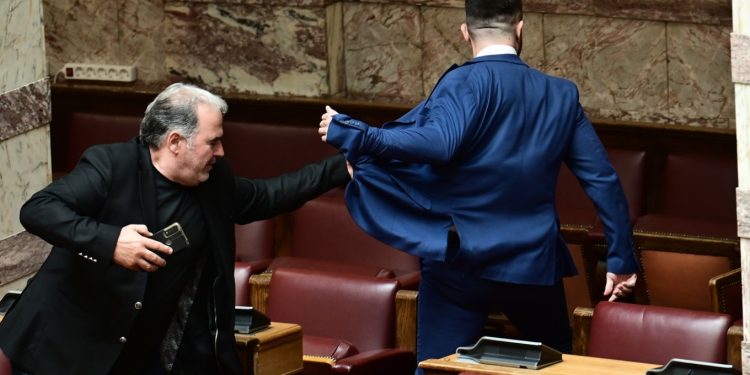 “Do të të q* nënën do të të çoj në burg me byzylykë”, sherr me grushta mes deputetëve në parlamentin grek (FOTO)