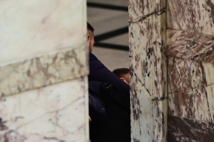 “Do të të q* nënën do të të çoj në burg me byzylykë”, sherr me grushta mes deputetëve në parlamentin grek (FOTO)