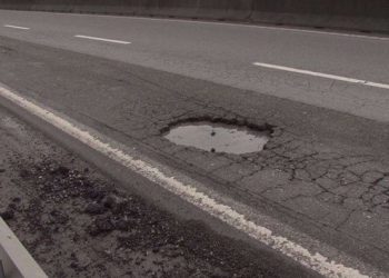 A nuk është turp t’i presim turistët me këto rrugë?!