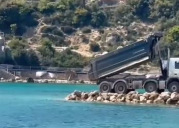 Zaptohet plazhi në Himarë, kamionët shtrojnë rrugë në det (VIDEO)