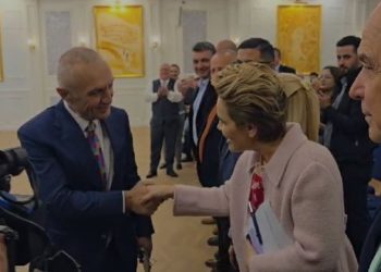 “Paskemi mysafirë” – Meta dhe Kryemadhi shtrëngojnë duart në seli: Unë jam e shtëpisë këtu