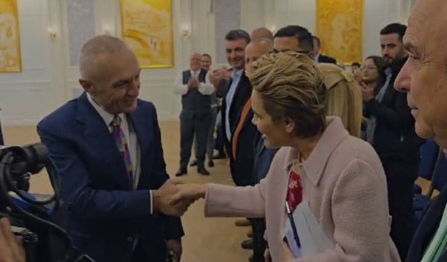 “Paskemi mysafirë” – Meta dhe Kryemadhi shtrëngojnë duart në seli: Unë jam e shtëpisë këtu