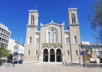 Pasi u dhunuan nga djali i tyre, çifti i të moshuarve në Greqi e kalojnë natën në kishë