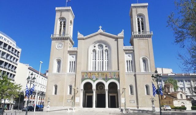 Pasi u dhunuan nga djali i tyre, çifti i të moshuarve në Greqi e kalojnë natën në kishë