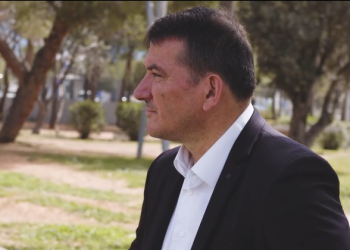 Pirro Dhima kërkon vota në emër të ‘Vorio Epirit’ dhe si ‘Pirro i të gjithë grekëve’ me pamje nga Shqipëria (VIDEO)