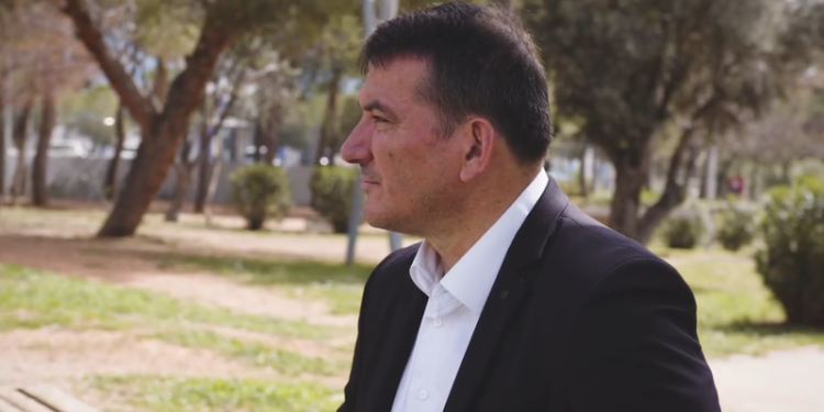 Pirro Dhima kërkon vota në emër të ‘Vorio Epirit’ dhe si ‘Pirro i të gjithë grekëve’ me pamje nga Shqipëria (VIDEO)