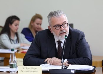 PS braktisi mbledhjen e Komisionit për ‘TIMS’, Toni Gogu: Salianji shkel hapur ligjin! Mendon se ka shkop bejsbolli për t’iu hakërryer kundërshtarëve politikë