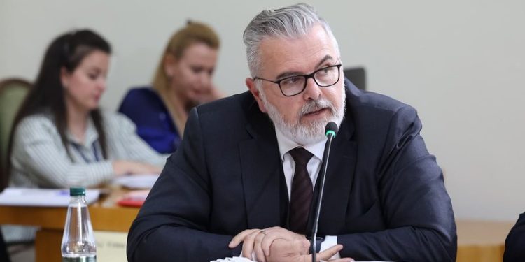 PS braktisi mbledhjen e Komisionit për ‘TIMS’, Toni Gogu: Salianji shkel hapur ligjin! Mendon se ka shkop bejsbolli për t’iu hakërryer kundërshtarëve politikë