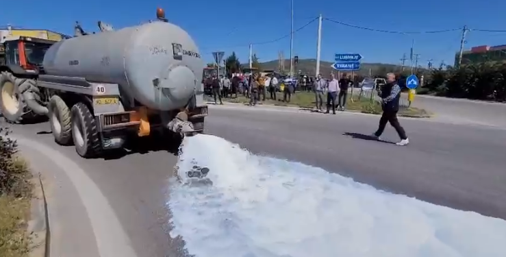 Pasi protestuan dhe derdhën qumështin në rrugë, Ministria e Bujqësisë njofton se po bashkëpunon me fermerët