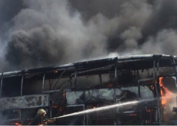 Ç’po ndodh në Delvinë? Digjen gjatë natës autobusi dhe një furgon