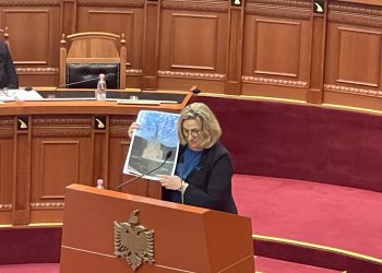 “Tërmet Peçi, Tërmet keqi…”, deputetja e PD: Kryetari i Tepelenës thotë se konsulli grek i ka ndërhyrë për të ndalur punimet për memorialin e Masakrës së Hormovës