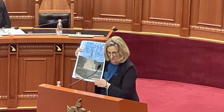 “Tërmet Peçi, Tërmet keqi…”, deputetja e PD: Kryetari i Tepelenës thotë se konsulli grek i ka ndërhyrë për të ndalur punimet për memorialin e Masakrës së Hormovës