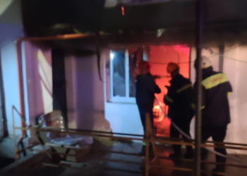 Zjarr gjatë natës në katin e parë të një pallati në Gjirokastër