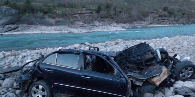 VIDEO/ Makina e bërë copash, pamjet e aksidentit tragjik në Këlcyrë me 8 të vdekur
