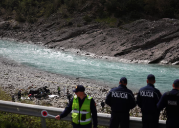 Aksidenti me 8 viktima në Këlcyrë, drejtori i policisë në Gjirokastër flet për Reuters: Shoferi ishte nga veriu i Shqipërisë, po përpiqemi ta idenfitikojmë (FOTO)