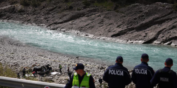 Aksidenti me 8 viktima në Këlcyrë, drejtori i policisë në Gjirokastër flet për Reuters: Shoferi ishte nga veriu i Shqipërisë, po përpiqemi ta idenfitikojmë (FOTO)