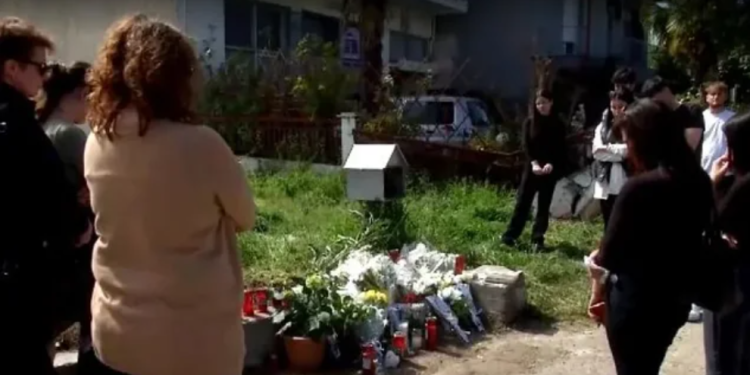 Aksidenti tragjik në Greqi/ Lule dhe lot në vendin ku Elisa dha frymën e fundit