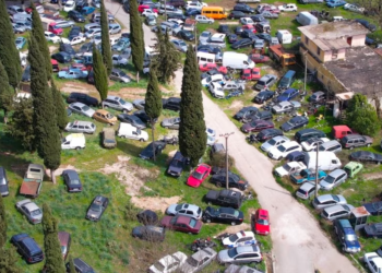 VOA: Policia nis heqjen e “varrezave” të makinave, por është edhe vetë në shkelje të ligjit