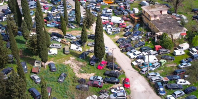 VOA: Policia nis heqjen e “varrezave” të makinave, por është edhe vetë në shkelje të ligjit