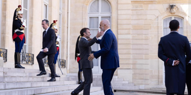 Rama i befasuar në Paris: Hera e parë në historinë tonë që një përfaqësues i shtetit shqiptar të pritej në këtë mënyrë