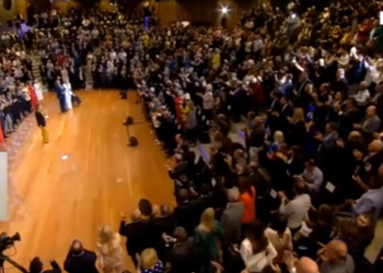 Momenti kur përmendet emri i Belerit, njerëzit e partisë së Mitsotakis çohen në këmbë dhe duartrokasin (VIDEO)