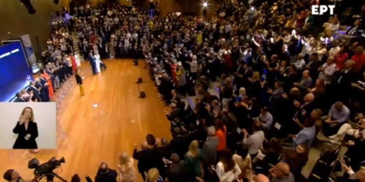 Momenti kur përmendet emri i Belerit, njerëzit e partisë së Mitsotakis çohen në këmbë dhe duartrokasin (VIDEO)