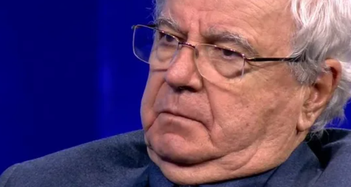 Spartak Ngjela: Enver Hoxha më thirri, u pendova që s’i shkova. Më thanë se do më vriste. Mehmet Shehu më shpëtoi jetën kur më nxorri jashtë