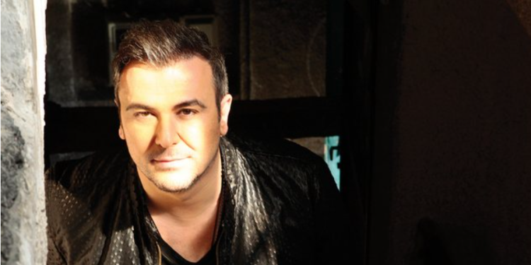 Këngëtari grek i mëson Tiranës t’u kërkojë ndjesë e të falenderojë të ardhurit