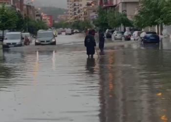 Përmbytet rruga “Rilindja” në Vlorë (VIDEO)