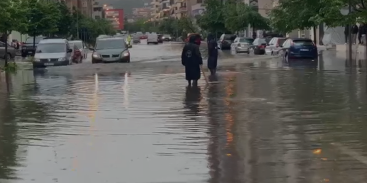 Përmbytet rruga “Rilindja” në Vlorë (VIDEO)