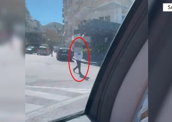 “Ndal policia!”, si u arrestuan dy persona me armë e drogë në Sarandë (VIDEO)