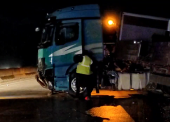 Po lëvizte me shpejtësi, shoferi i kamionit humb kontrollin dhe përfundon në kanal (VIDEO)