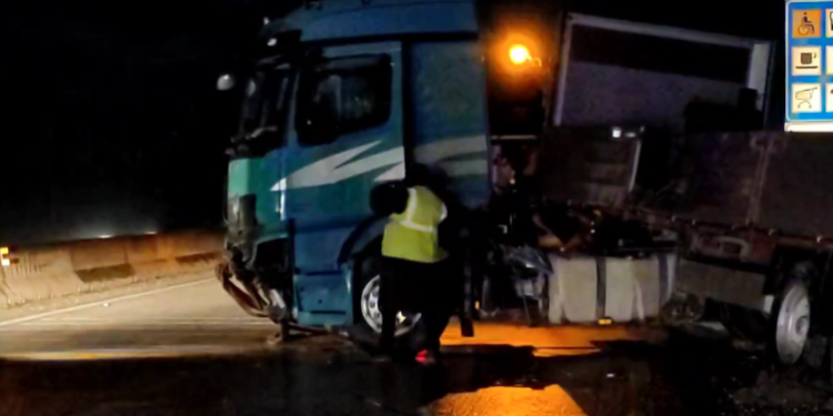 Po lëvizte me shpejtësi, shoferi i kamionit humb kontrollin dhe përfundon në kanal (VIDEO)