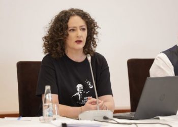 Vajza e Berishës paralajmëron: Gati të futem në politikë