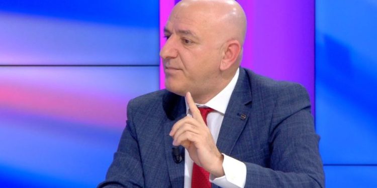 Roland Bejko: Më parë e urrenin njëri-tjetrin, tani janë mbledhur poshtë dritares së Berishës
