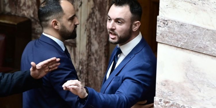 Goditi me grusht dhe shau kolegun, arrestohet deputeti grek: Rrezikon deri në 10 vite burg