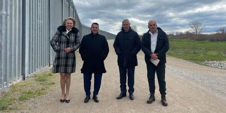 Pirro Dhima shfaqet në murin pranë kufirin greko-turk, reagime të ashpra në Athinë: Arrogancë pranë simbolit të përjashtimit