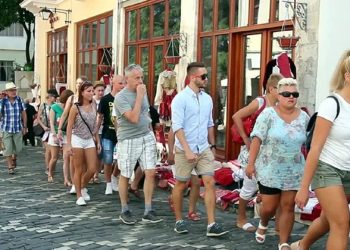 Turistët dynden drejt Shqipërisë, mbi 1.5 milionë të huaj deri në mars