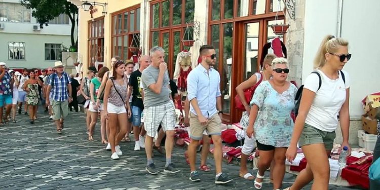 Turistët dynden drejt Shqipërisë, mbi 1.5 milionë të huaj deri në mars