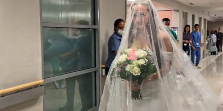 Prekëse/ Vajza martohet në një spital që babai ta shihte para se të vdiste (VIDEO)