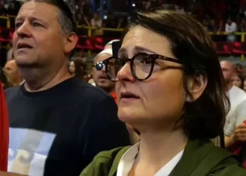 Rama në Milano, pamjet e eksodit të shqiptarëve drejt Italisë në ’90 përlotin të pranishmit në sallë (FOTO)