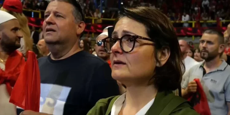 Rama në Milano, pamjet e eksodit të shqiptarëve drejt Italisë në ’90 përlotin të pranishmit në sallë (FOTO)