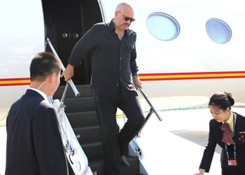 Rama në Athinë, Fshesës i është vënë fshesa!