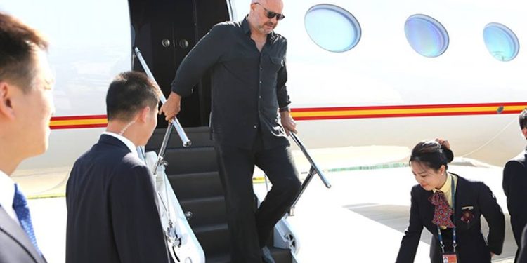 Rama në Athinë, Fshesës i është vënë fshesa!