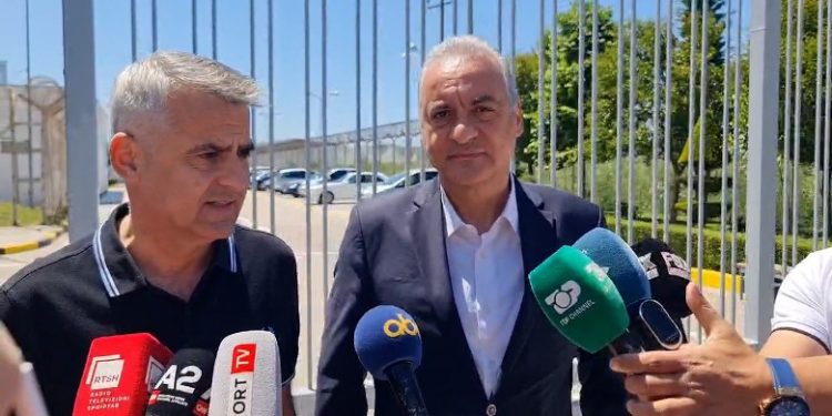 Vijon “pelegrinazhi” te qelia e Belerit, Mitsotakis çon deputetin e tij në burgun e Fierit