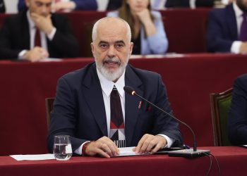 Unë nuk lëshoj vetëm djalin tim kur do të hidhet nga shkëmbi, jo burra me para të vjedhura (Fjalimi më i gjatë që Edi Rama ka mbajtur ndonjëherë)