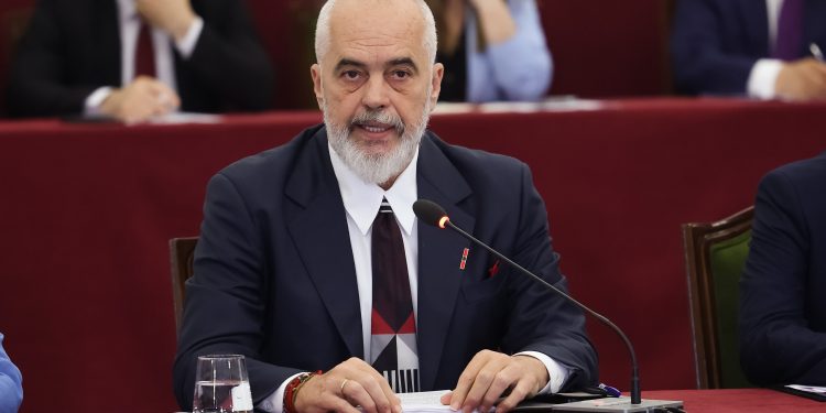 Unë nuk lëshoj vetëm djalin tim kur do të hidhet nga shkëmbi, jo burra me para të vjedhura (Fjalimi më i gjatë që Edi Rama ka mbajtur ndonjëherë)