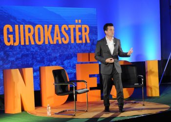 MUNDËSIA në Gjirokastër, Agron Shehaj prezanton projektin e tij politik: Këtu çdo gjë është e kapur prandaj njerëzit po largohen (VIDEO)