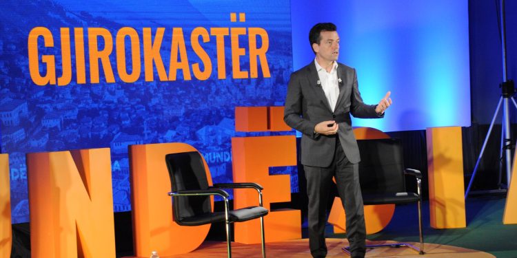 MUNDËSIA në Gjirokastër, Agron Shehaj prezanton projektin e tij politik: Këtu çdo gjë është e kapur prandaj njerëzit po largohen (VIDEO)