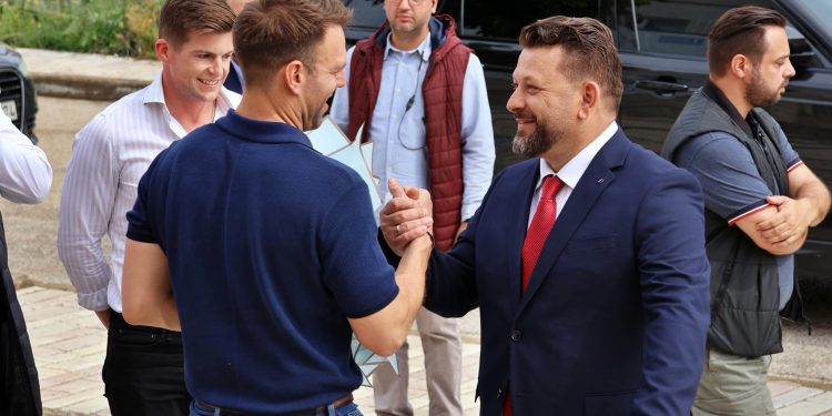 Vizita në Dropull, kreu i opozitës greke shoqërohej nga partneri i tij (FOTO)